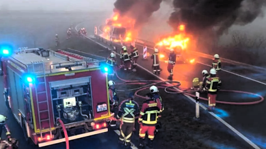 Reisebus in Flammen - Rettungsarbeiten auf der Autobahn! Langer Stau während der Löscharbeiten