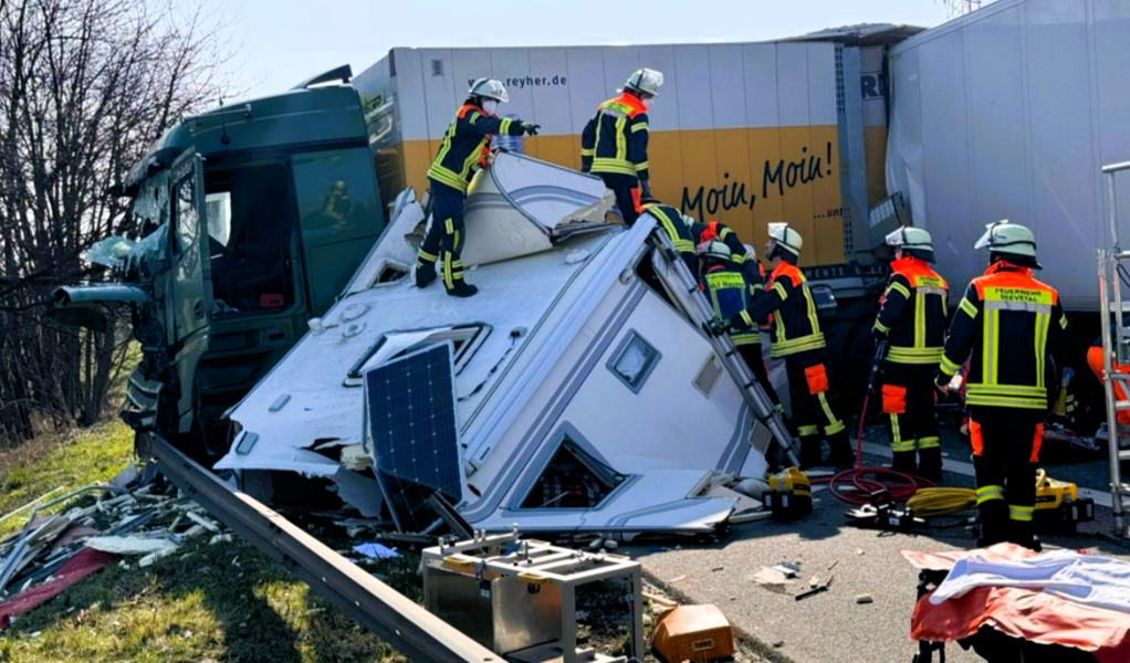 Crash auf der A1 mit mehreren Fahrzeugen - Wohnmobil von Schwerlaster total zermalmt