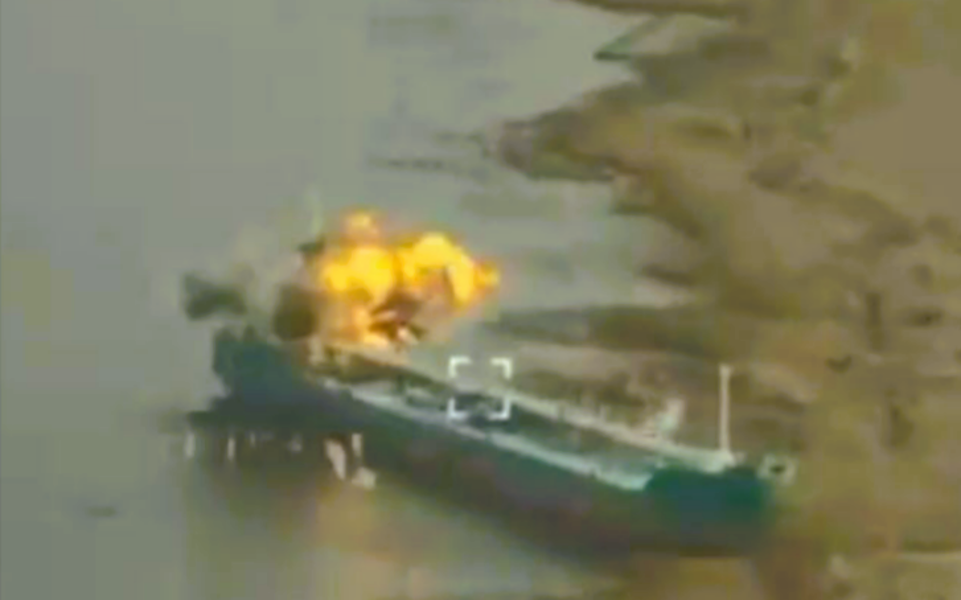 Erfolgreicher Angriff der Ukraine! Russisches Schiff komplett zerstört
