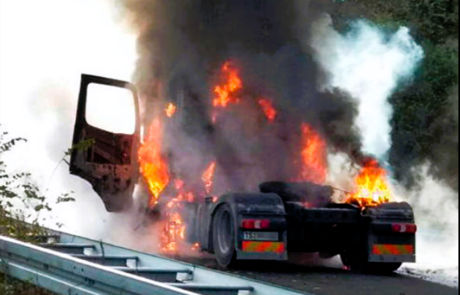 Vollsperrung! Schwerlaster gerät auf der Autobahn in Brand - Verkehrsbehinderungen durch brennenden Müll