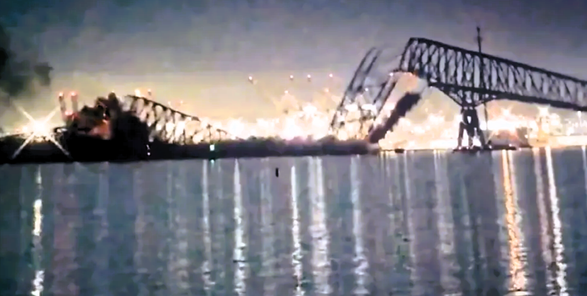 Containerschiff rammt Brücke! Autos stürzen in Fluss, Brücke brennt und stürzt ein - unfassbares Video hier!