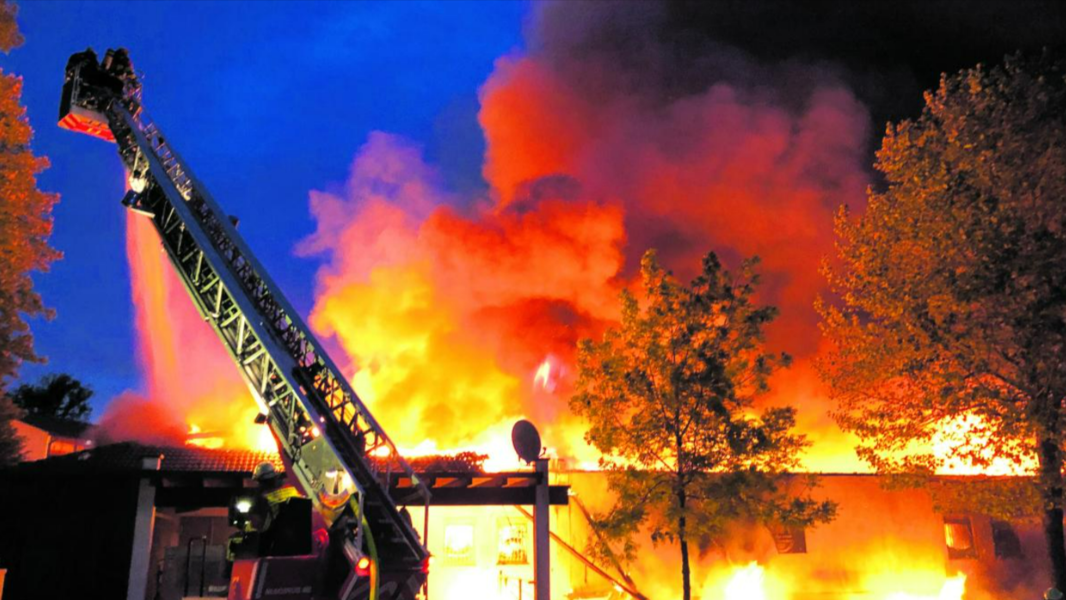 Eilmeldung! Baumarkt in Flammen - Evakuierung! Feuerwehr leistet Schwerstarbeit bei Großbrand
