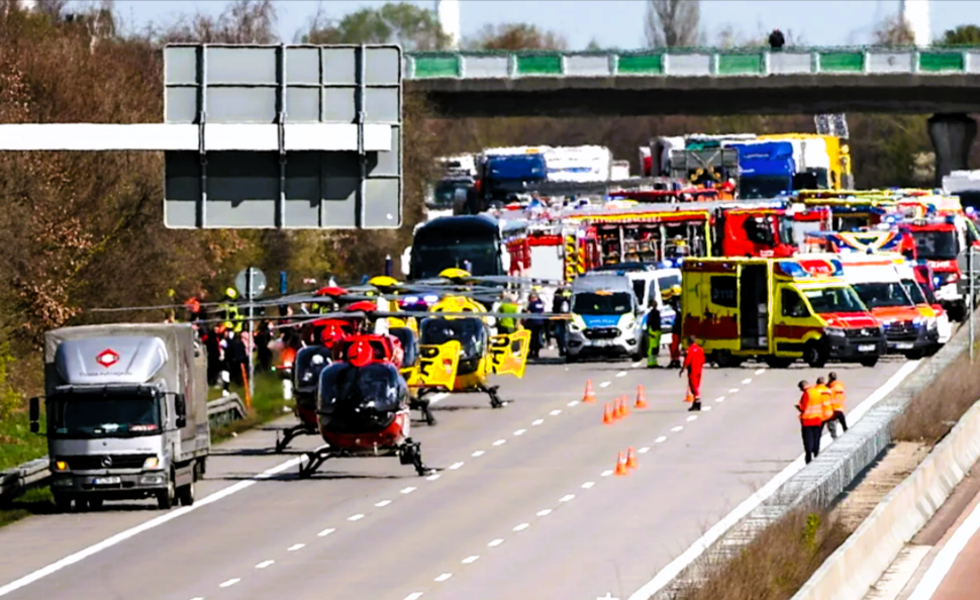 5 Tote bei Flixbus-Unfall! Vorbeireisende Feuerwehrleute können größere Katastrophe gerade noch verhindern!