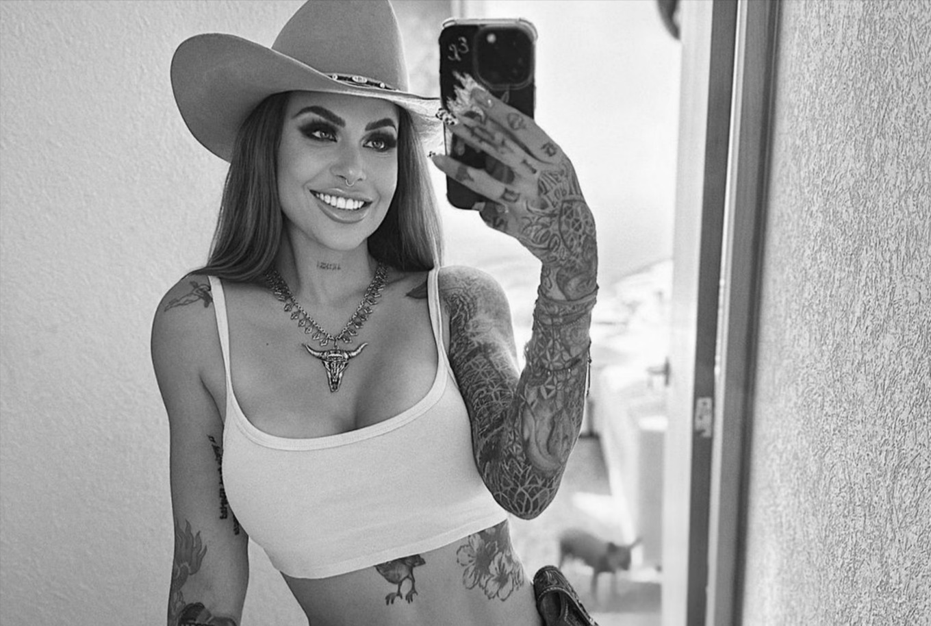 Popular Influencer Elena Larrea Dies at 30 - Tragic Death After Beauty Surgery?