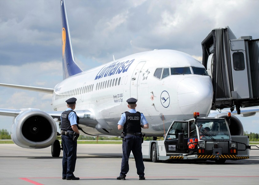 Lufthansa muss sofort nach Start umkehren - Passagiere und Crew durch seltsamen Geruch in Alarm!