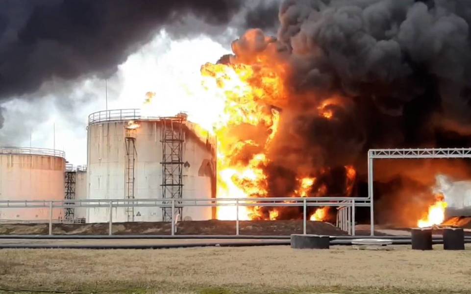 Putins Raffinerien brennen! Ukrainische Angriffe erfolgreich - Russland muss Benzin in Belarus besorgen