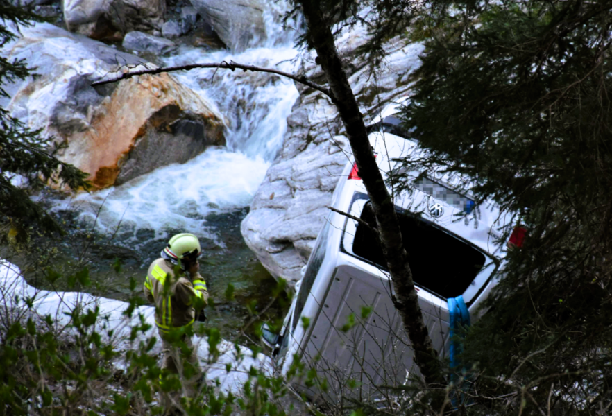 Zillertal - Deutscher Autofahrer stürzt bei Wendemanöver 30 Meter in die Tiefe!