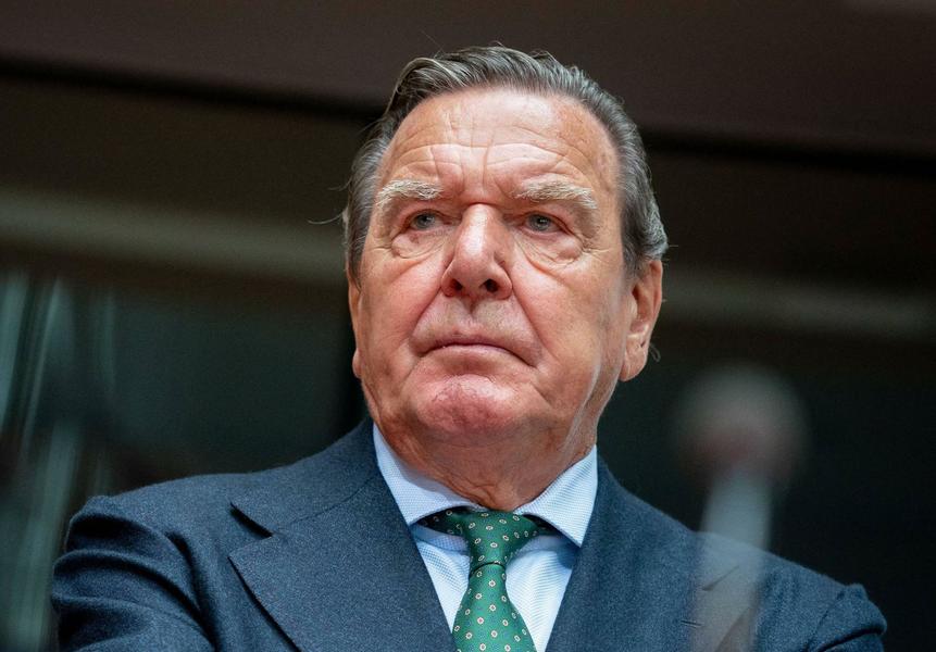 Ex-Kanzler Gerhard Schröder bekommt Blumen aus Russland, es wird immer schlimmer!