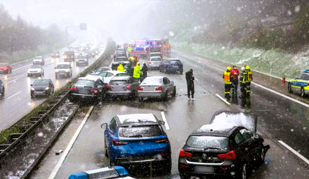 Vollsperrung! Massenkarambolage auf der Autobahn - Hagel und Starkregen verursachen Chaos