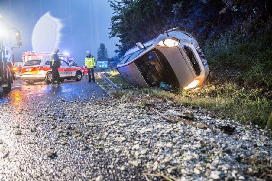 Unwetter sorgt für spiegelglatte Straßen - Zahlreiche Verkehrsunfälle in Deutschland!