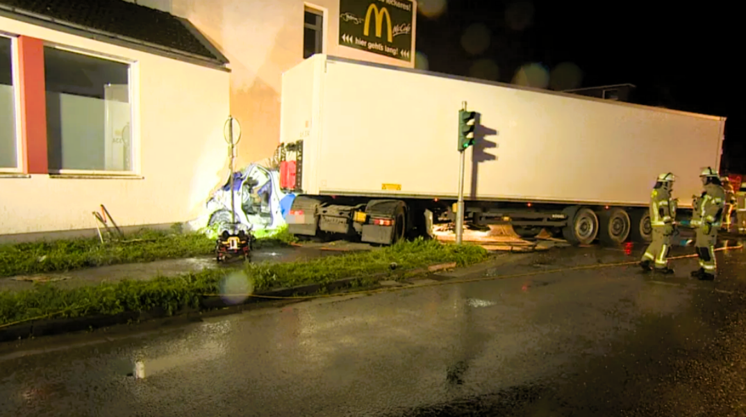Horror-Unfall mit 2 Toten in NRW! LKW zerquetscht Transporter an Hauswand!