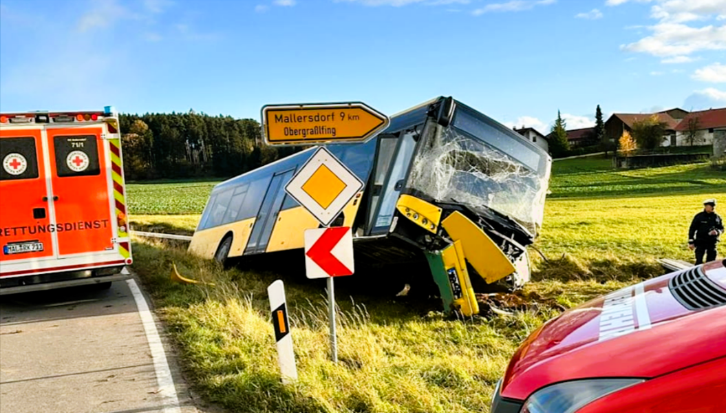 Eilmeldung! Erneut Bus auf Autobahn umgekippt, auf Klassenfahrt! - Schülergruppe verletzt!