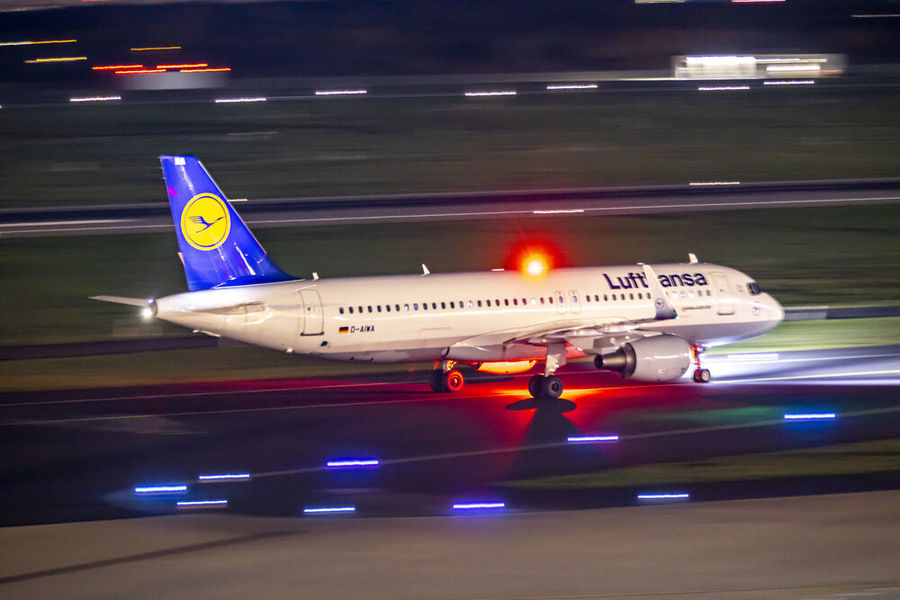 Polizei stürmt Lufthansa-Flieger - Alarm am Flughafen, Französisches Ehepaar randalierte an Bord!