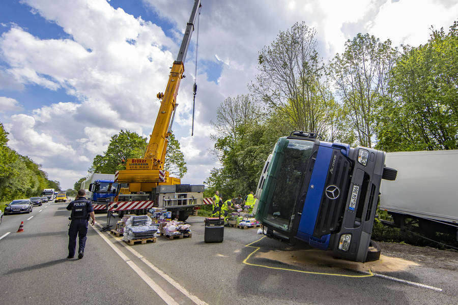 Vollsperrung! Schwerer Unfall auf der Bundesstraße - LKW rast in 2 Fahrzeuge