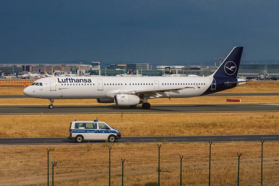 Notlandung! Lufthansa-Maschine muss wegen eines Notfalls an Bord sofort landen!