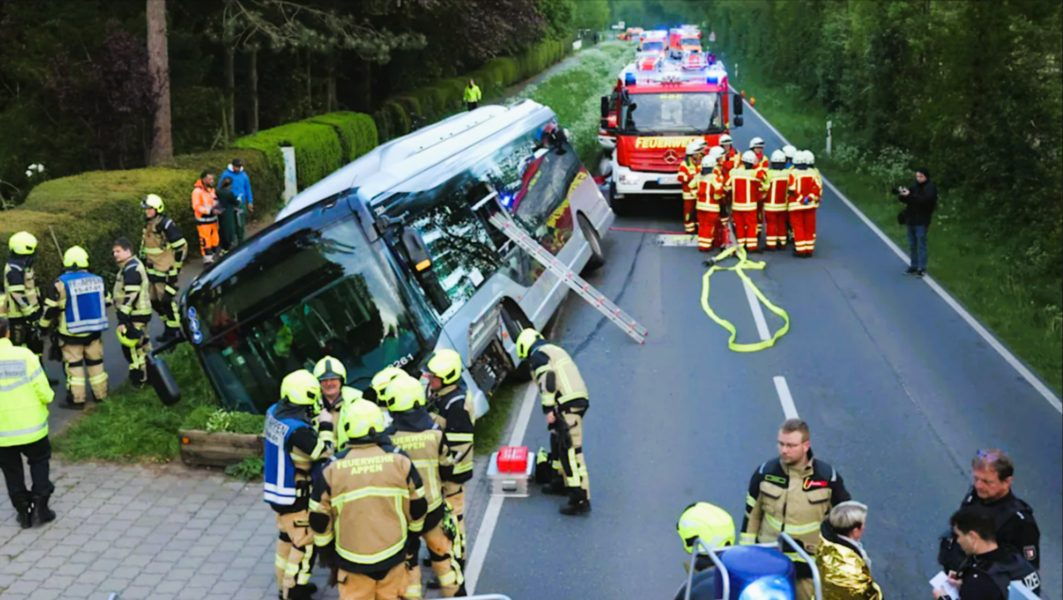 Busunglück - 25 Verletzte! Linienbus rutscht in Graben - Fahranfänger am Steuer?! 60 Retter im Einsatz