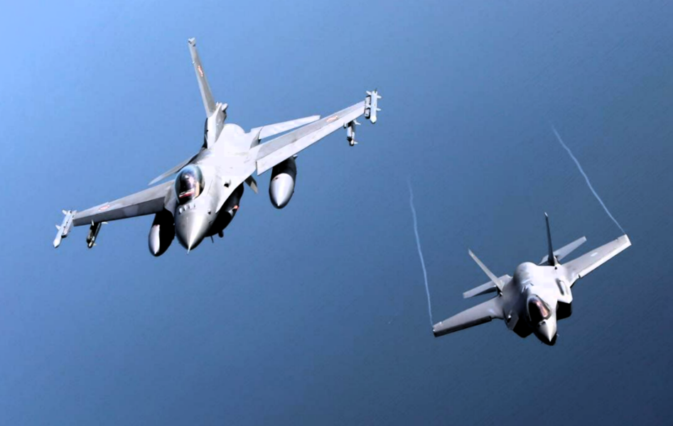 Alarmstart! Russenbomber über der Ostsee - NATO-Jets stoppen russisches Kriegsflugzeug
