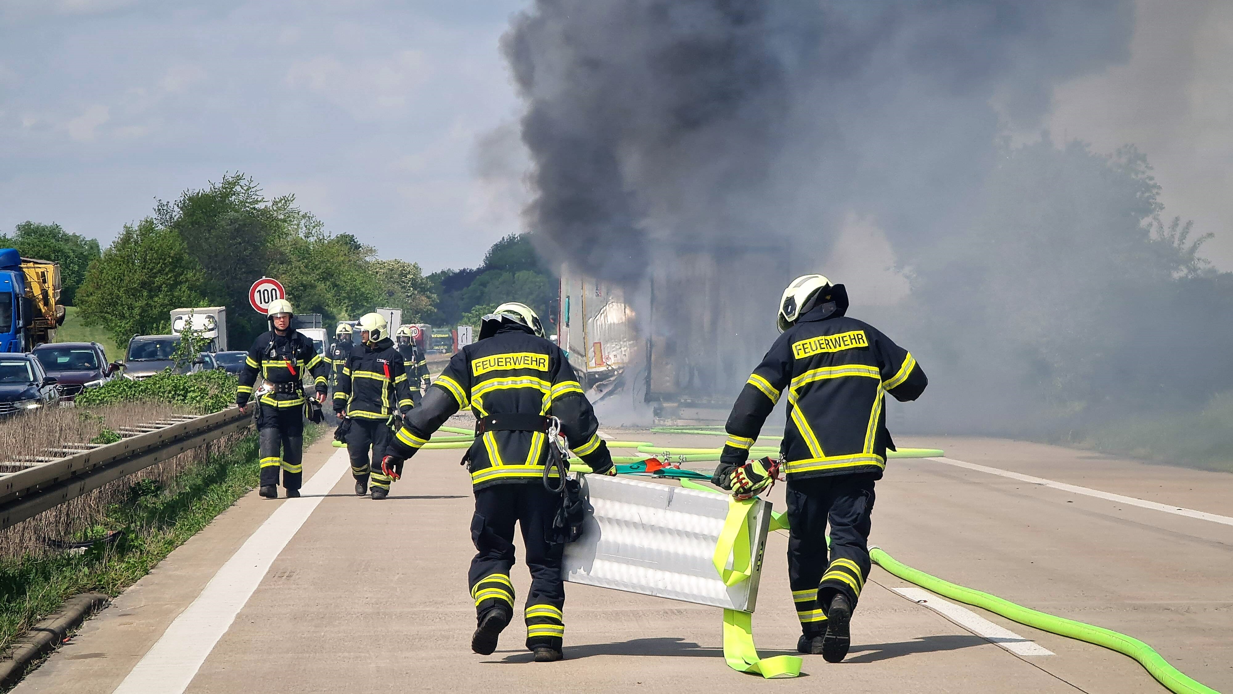 Feuer auf der Autobahn, schwere Verkehrsbehinderung! Mit Papier beladener Lastwagen brennt wie Zunder
