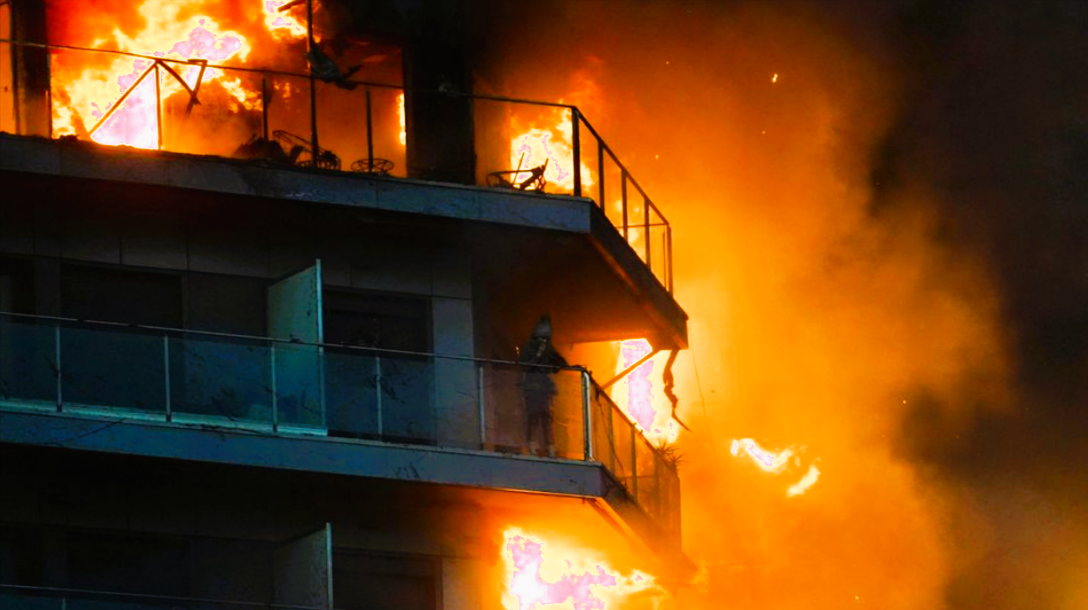 Hochhaus in Flammen! Feuerwehr entdeckt erste Leiche - Wohnungsbrand hält Einsatzkräfte in Atem