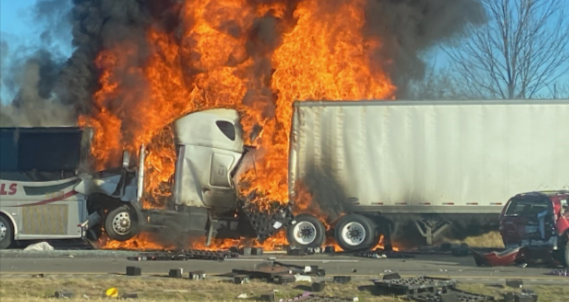 Flammeninferno auf der Autobahn! LKWs gehen nach Unfall in Flammen auf - Feuer-Inferno schockt Rettungskräfte