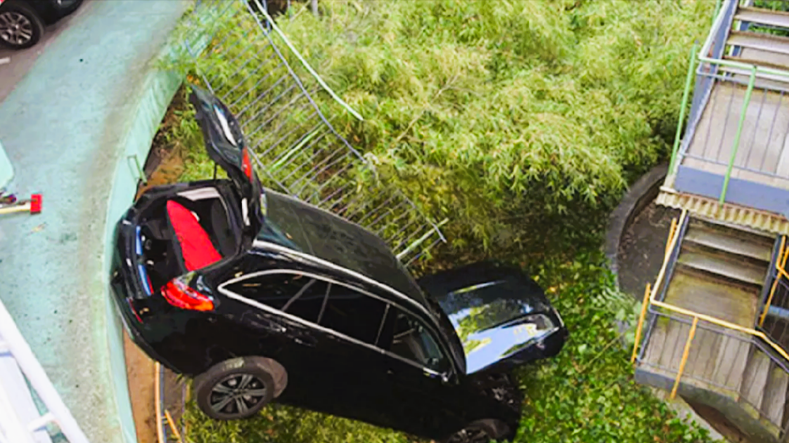 Auto stürzt aus Parkhaus! Frau stürzt mit Mercedes in die Tiefe - Schrecklicher Unfall im Parkhaus