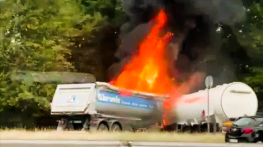 Feuer auf der Autobahn! Vollsperrung nach Flammeninferno - Vollbeladener Tanklaster in Flammen