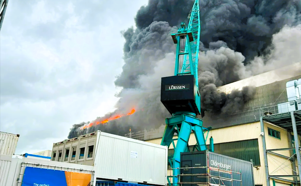 Feuer-Inferno auf deutscher Werft – Luxus-Jacht in Flammen: Millionenwerte bedroht!