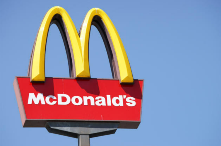 Kurioser Einsatz der Polizei in Sachsen - Mann behauptet Gegenstand bei McDonald verschluckt zu haben