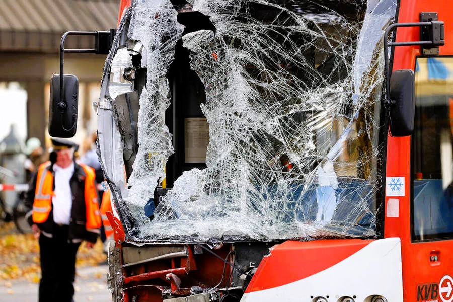 Bus kollidiert mit einem E-Scooter - 15-jähriges Mädchen verliert ihr Leben!