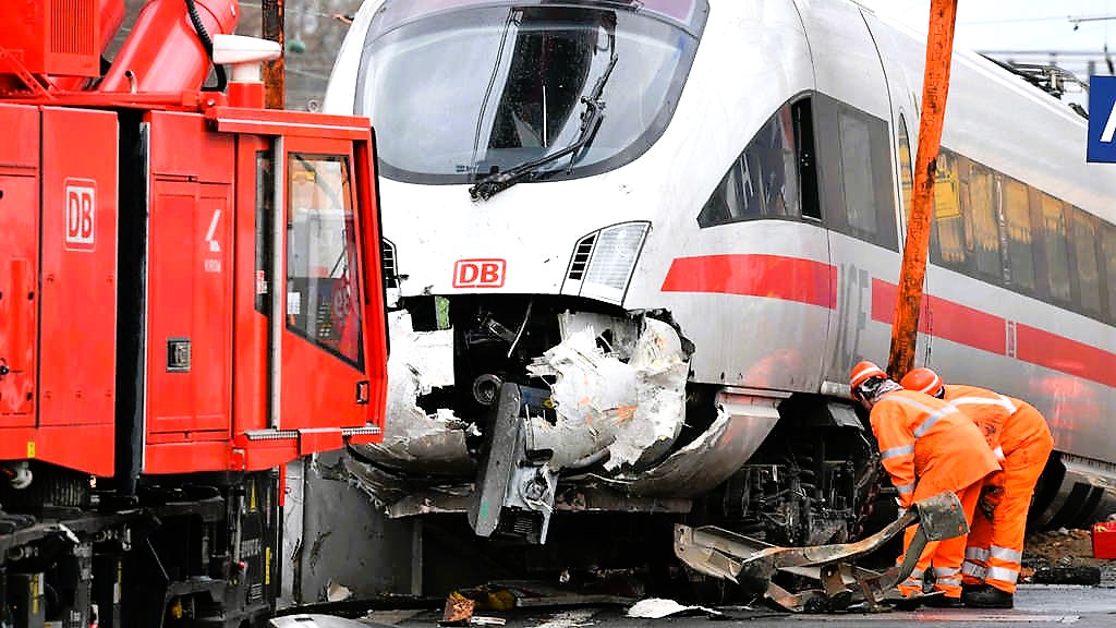 ICE-Unglück! 1 Mensch stirbt nach ICE-Unfall - Tod am Bahnübergang! - ICE erfasst Radfahrer