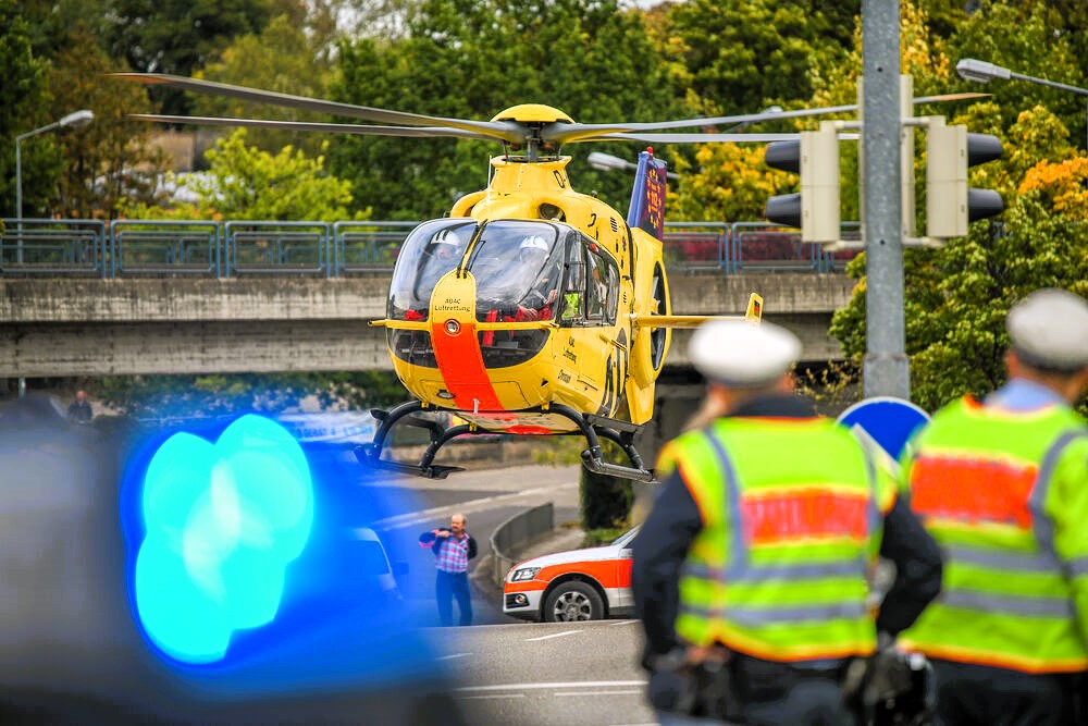 Vollsperrung! Schwerer Unfall auf der Bundesstraße - Rettungshubschrauber im Einsatz