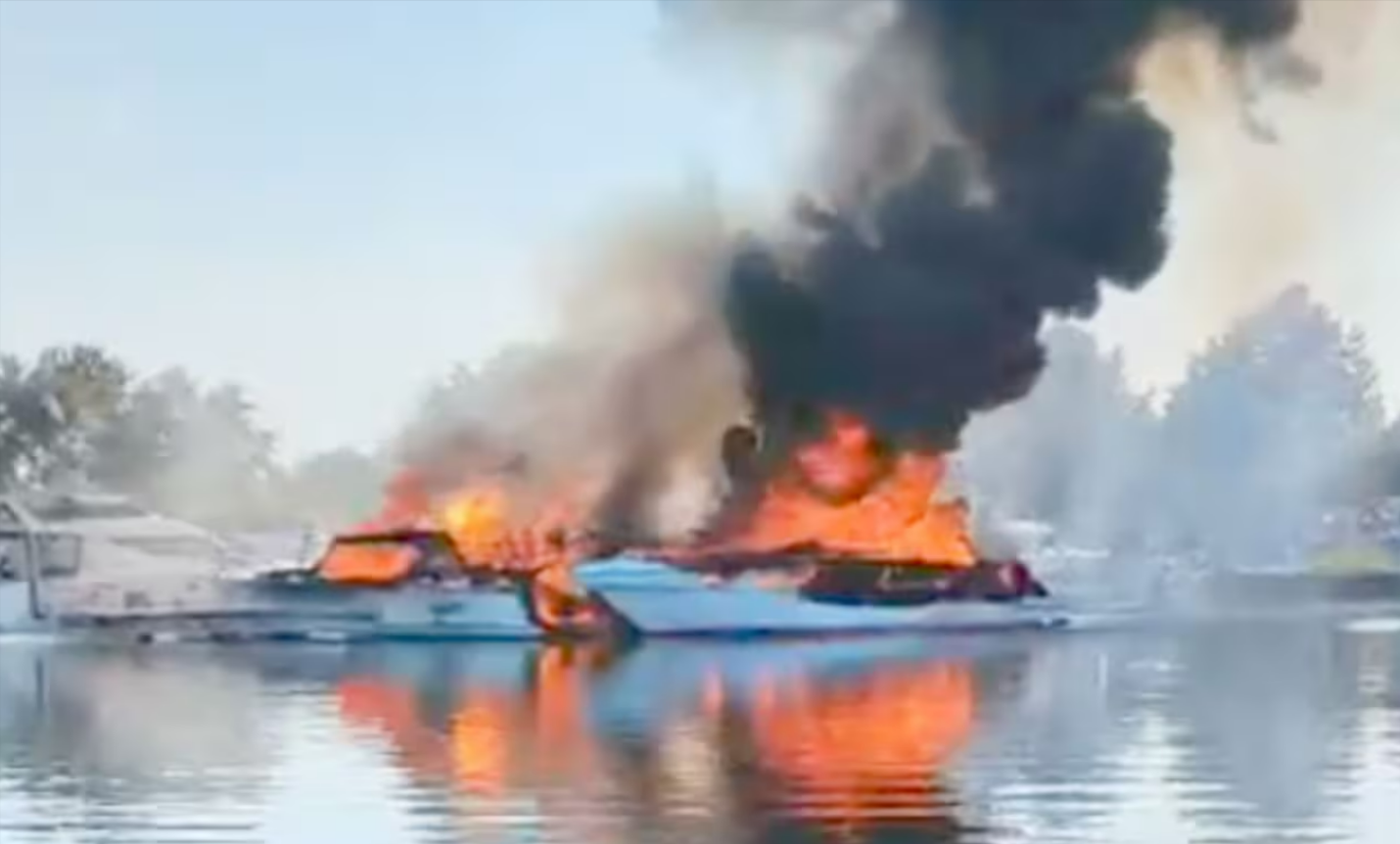 Jachthafen in Flammen! Großeinsatz der Feuerwehr, Menschen evakuiert - Mehrere Boote standen in Flammen