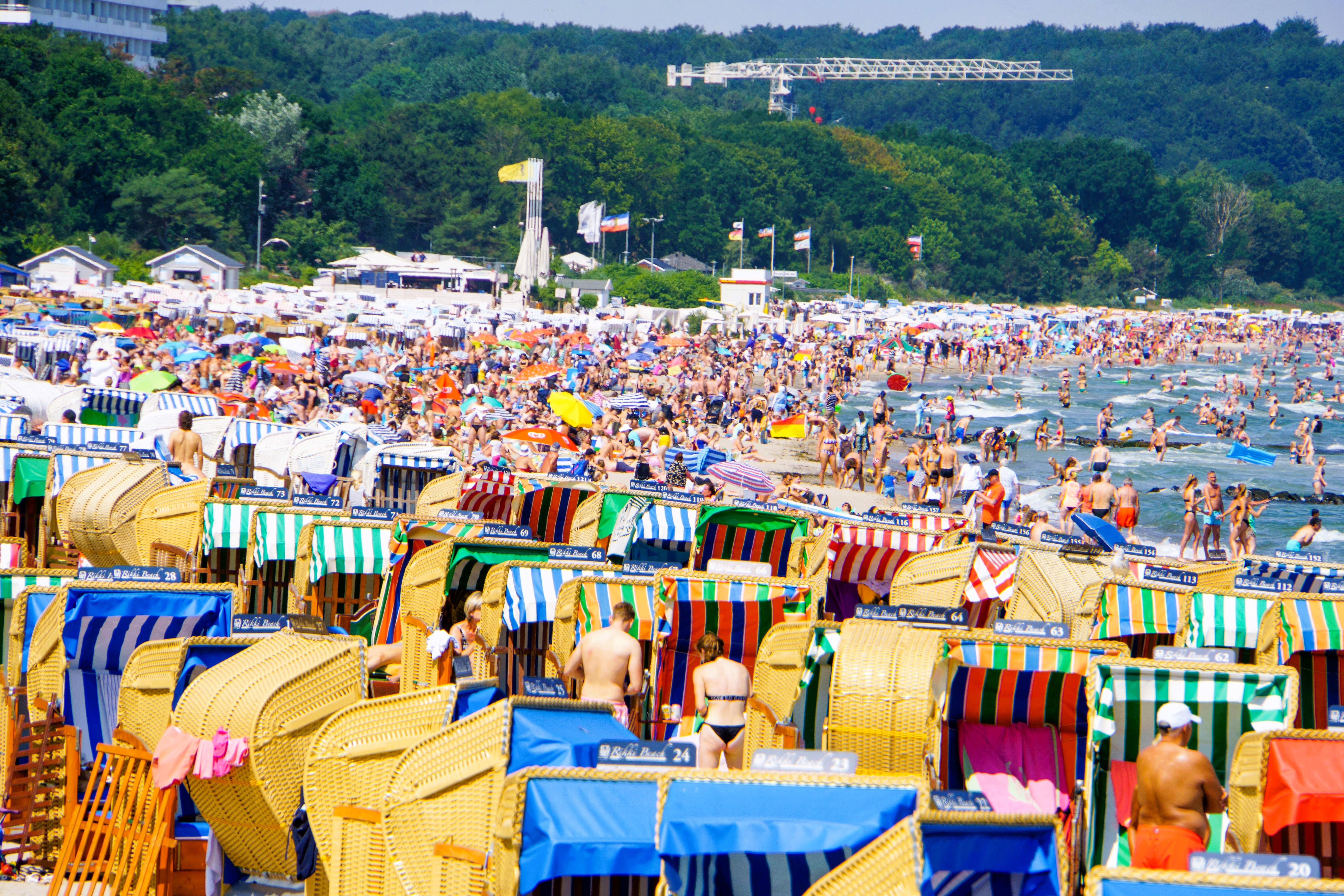 Alarm an der Ostsee! Überfüllte Strände - ADAC warnt bereits! Massenansturm an Touristen sorgt für Probleme