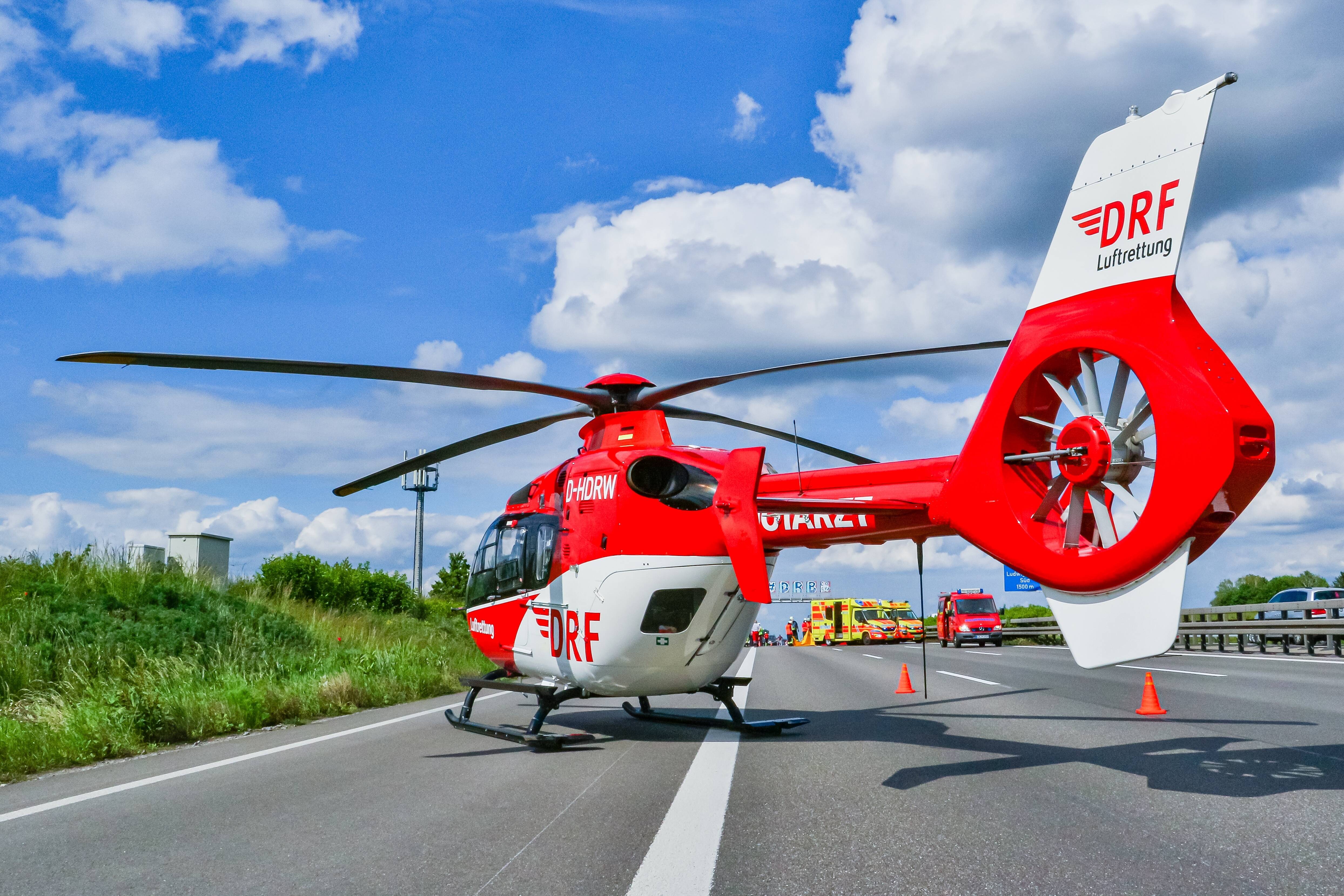 Bundesstraße gesperrt! Schwerer Unfall verursacht Einsatz von Rettungshubschraubern - Kinder unter den Schwerverletzten