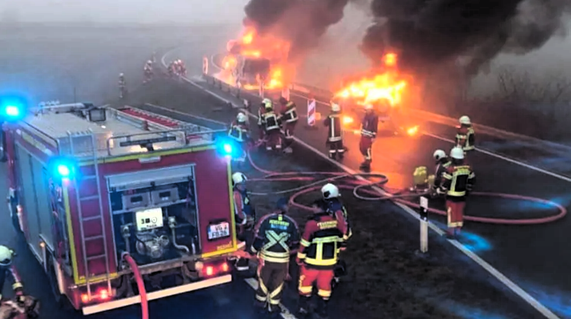 2 Menschen verbrennen auf der Autobahn! „Feuerhölle: Illegales Autorennen mit Porsche wird zur tödlichen Tragödie"