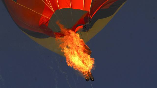 Heißluftballon stürzt in die Donau! 18 Menschen an Bord, Gruppe von Bikern rettet Verletzte aus dem Fluss!