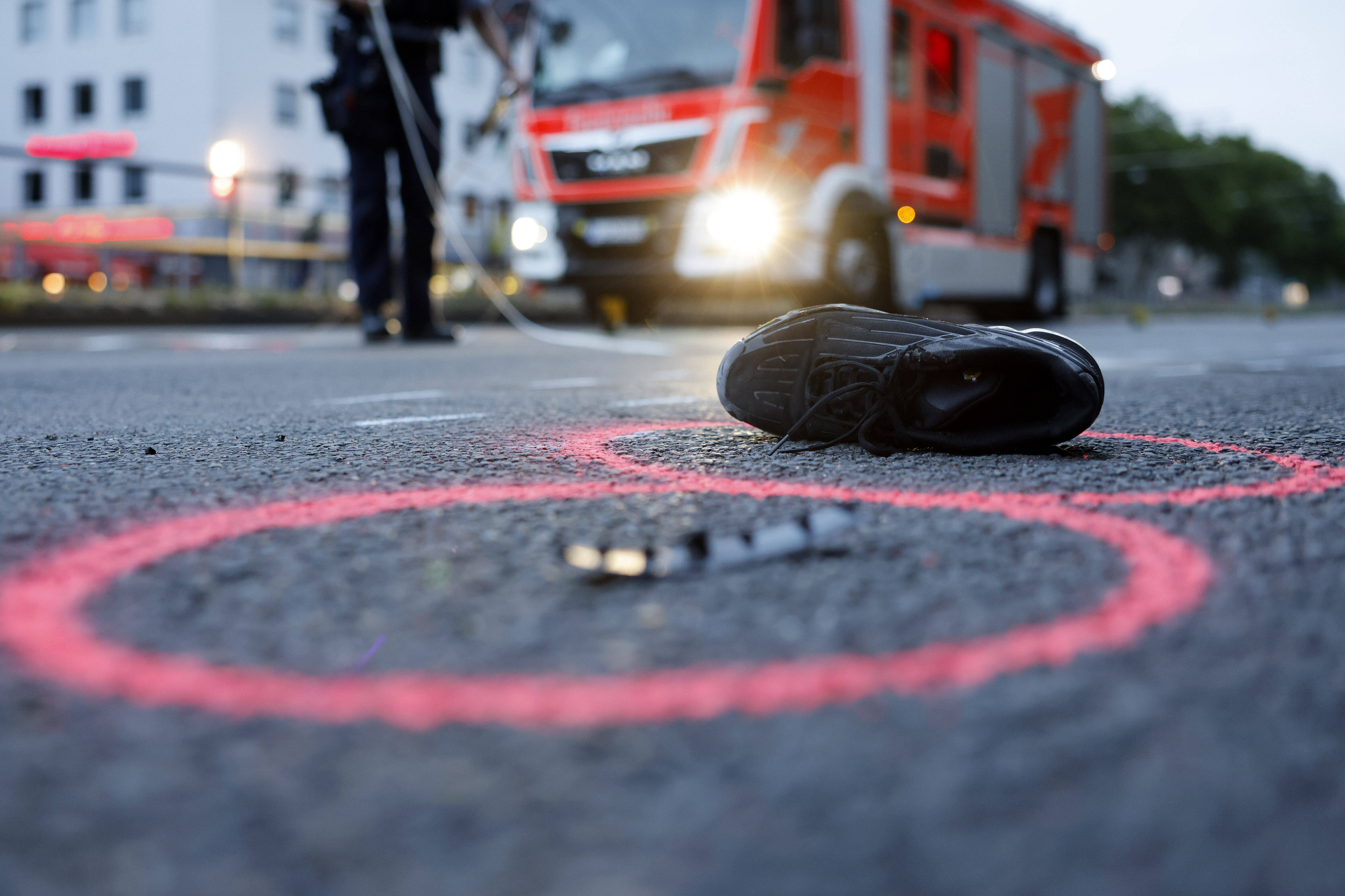 Tödlicher Unfall mit Müllwagen! Motorrad rast in Müllwagen - Fahrer kommt in Flammen um