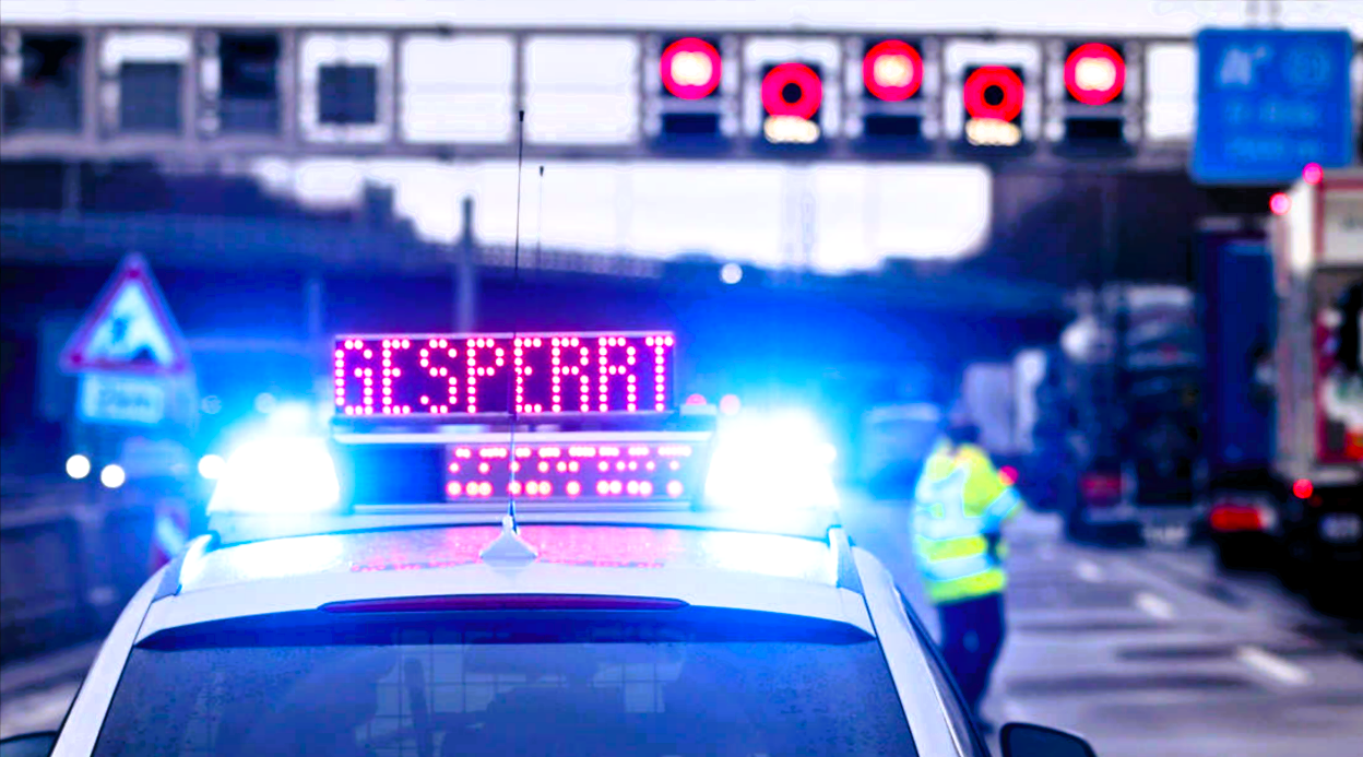 Vollsperrung! Schwerer Unfall auf der Autobahn nach Starkregen - 2 Schwerverletzte gemeldet