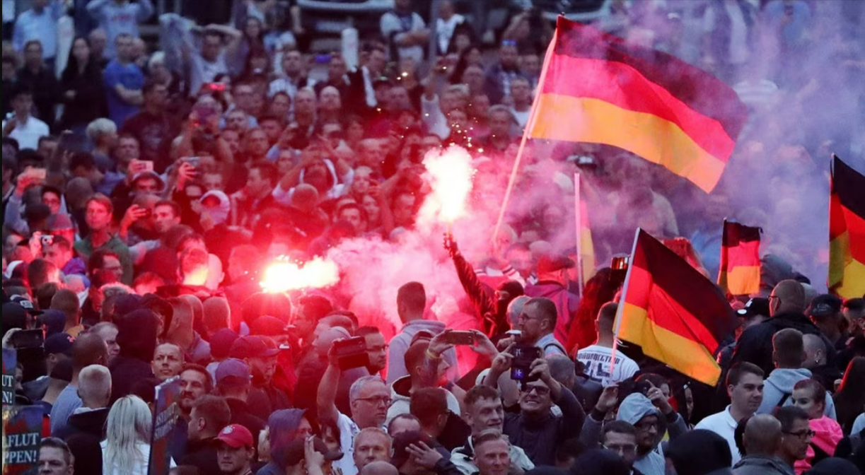 Protest gegen die Wahl! Ausschreitungen und Pyromarsch gegen die AFD Nach ersten Wahlergebnissen in Thüringen und Sachsen