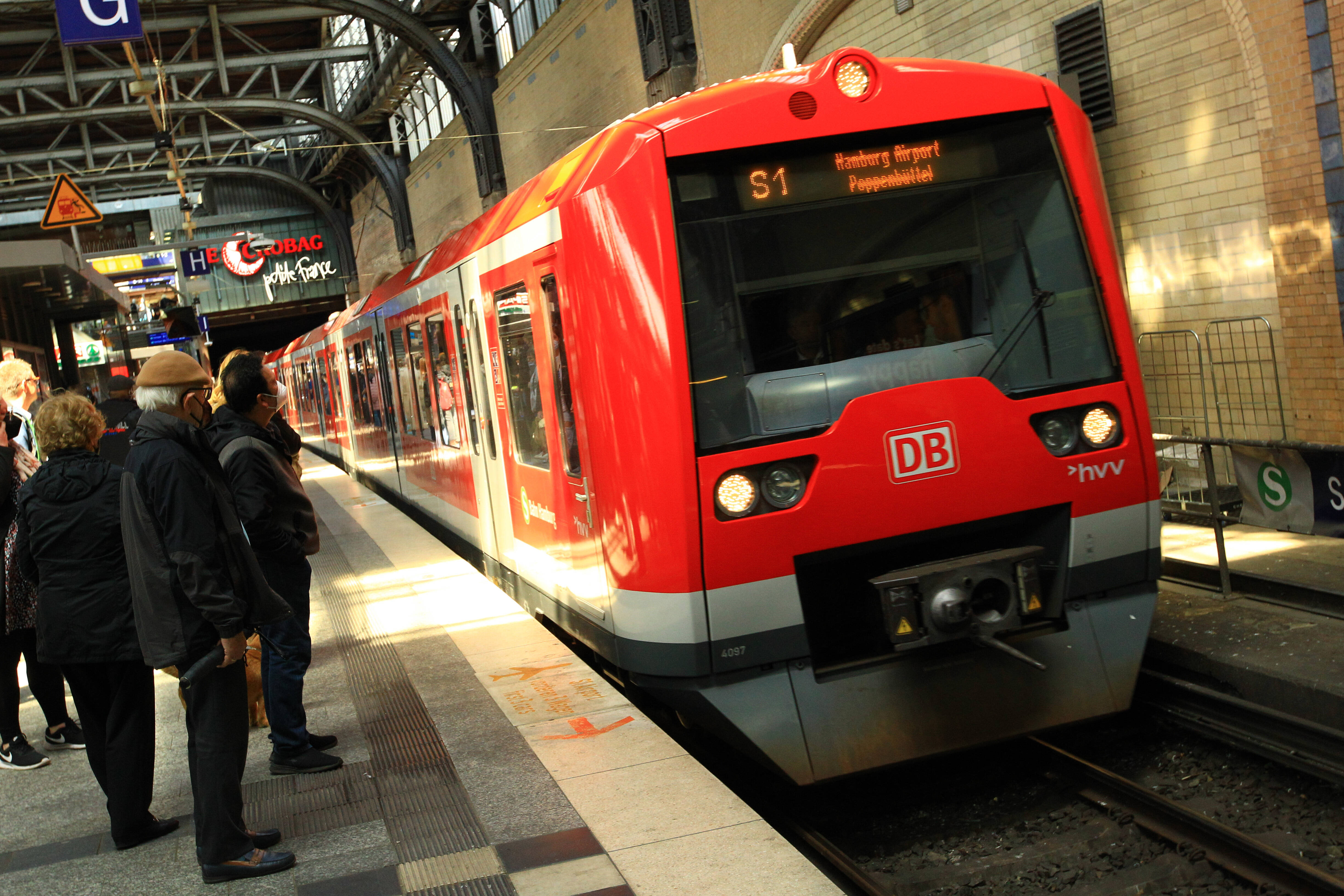 Nothalt! Vorfall in Bahn schockt Passagiere - Augenzeuge löst Notbremsung aus!