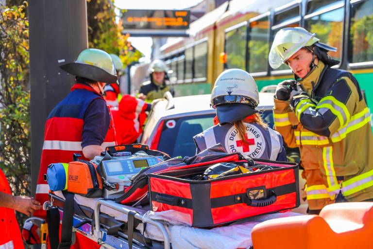 Junge auf Schulweg schwer verletzt - Bahn erfasst neunjährigen Jungen!