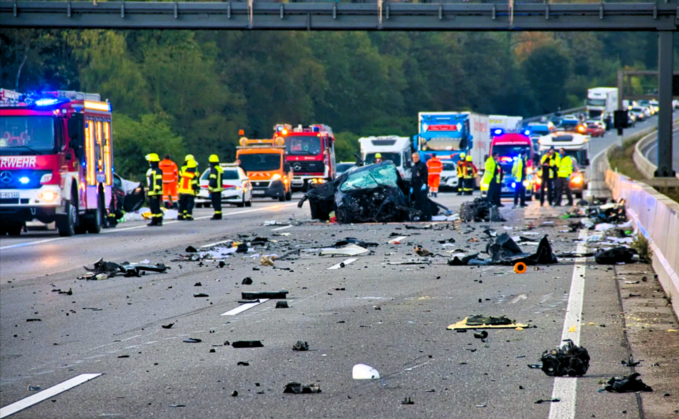 Selbstmörder auf der Autobahn löst tödlichen Unfall aus! 19-jährige stirbt am Stauende