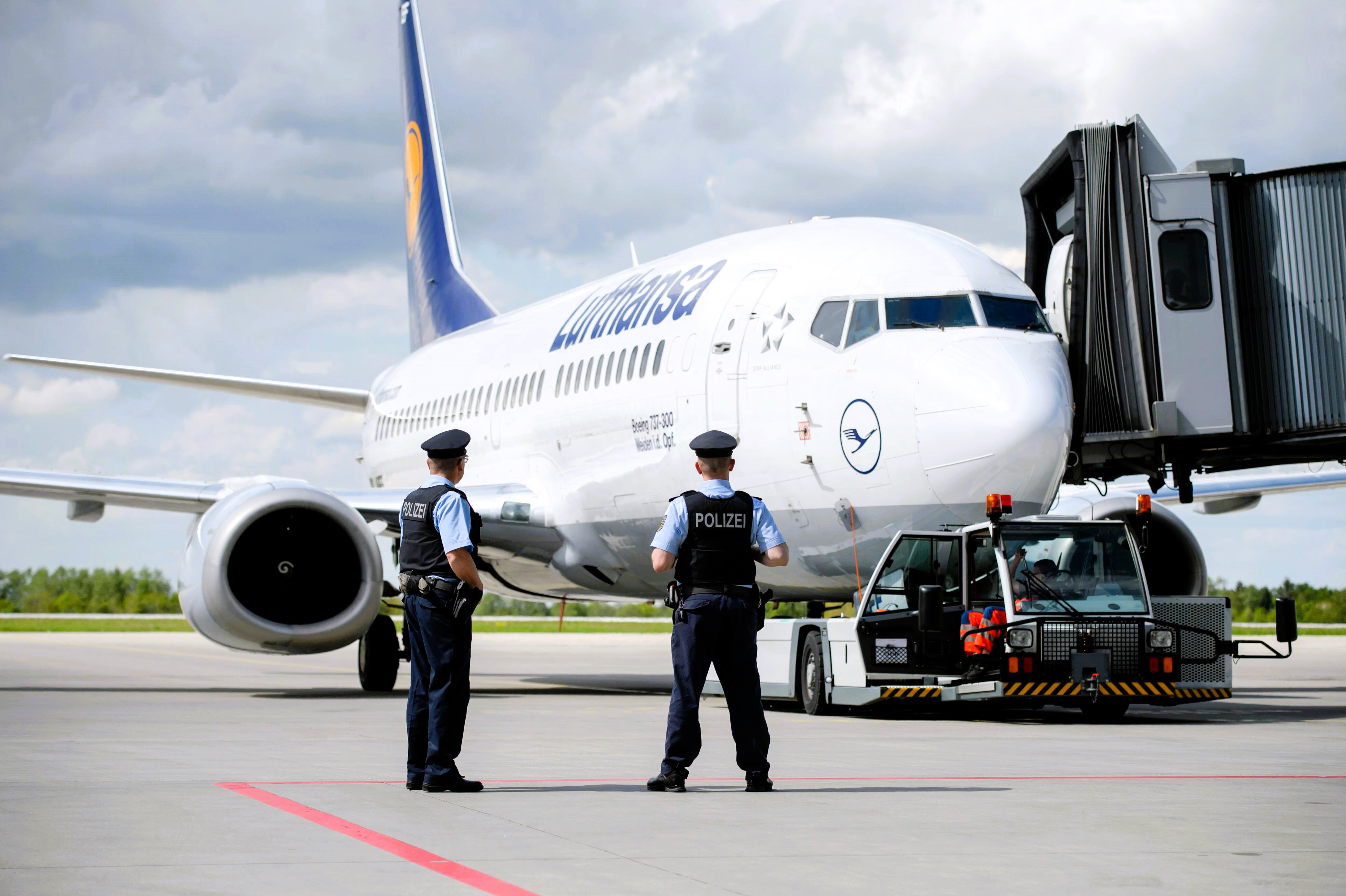 Bombendrohung auf Flug nach Frankfurt! Pilot bricht Anflug ab und dreht um!