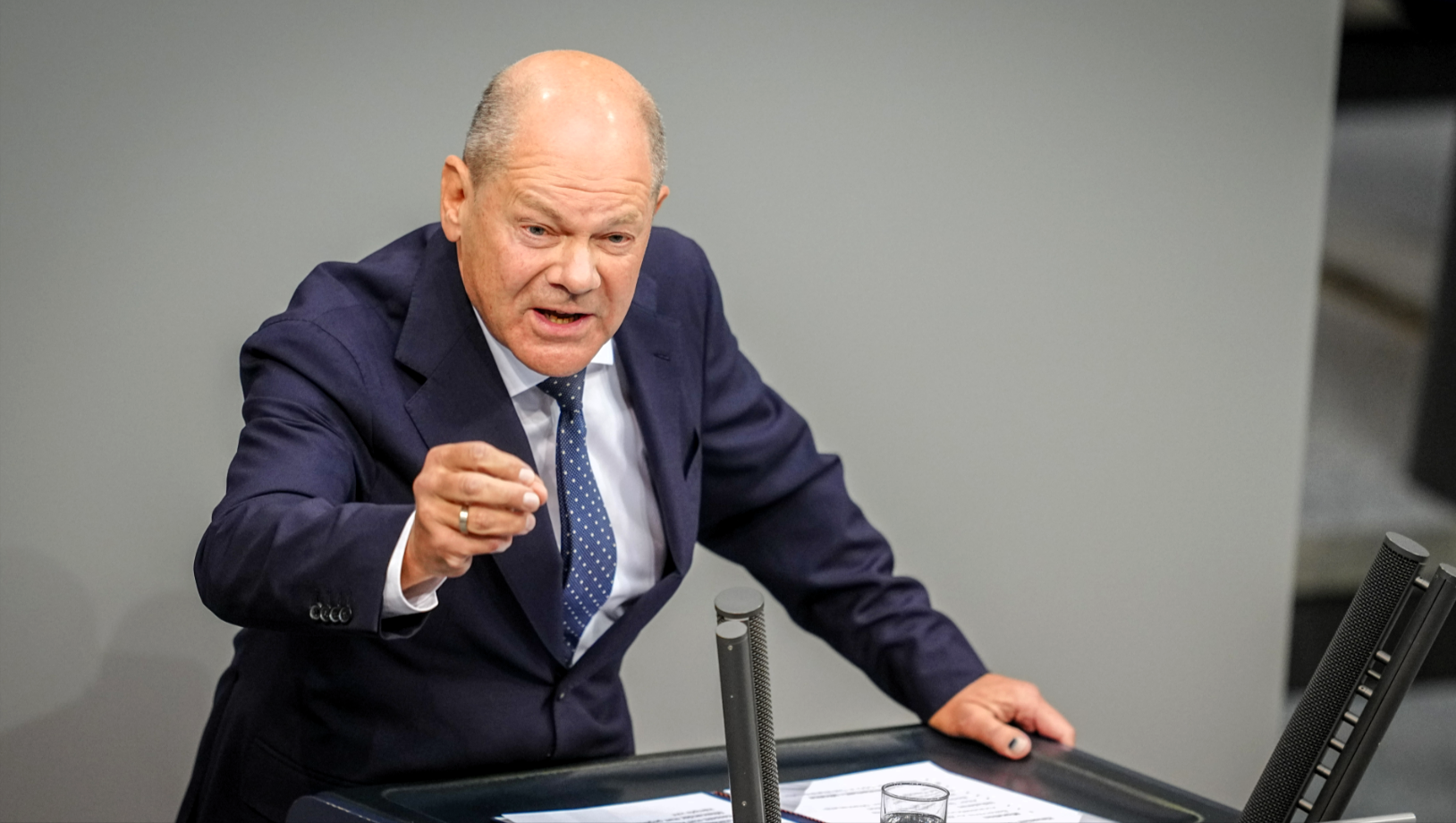 Olaf Scholz platzt der Kragen, Merz reagiert direkt! Heftige Kritik an Union und der AfD