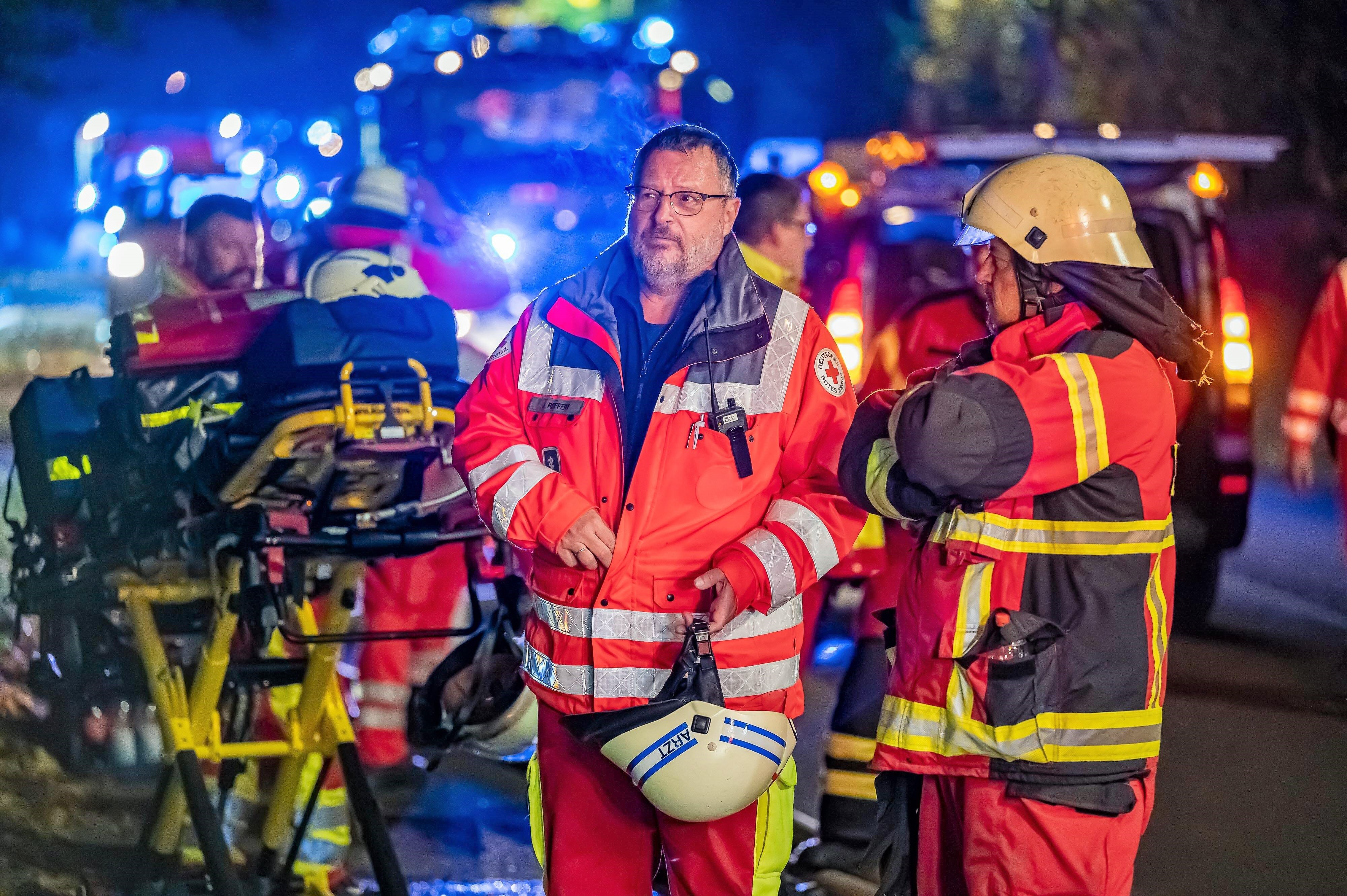 Feuer in Wohnhaus! Mutter und 2 Kinder sterben in Flammenhölle - Feuerwehr kämpft vergebens