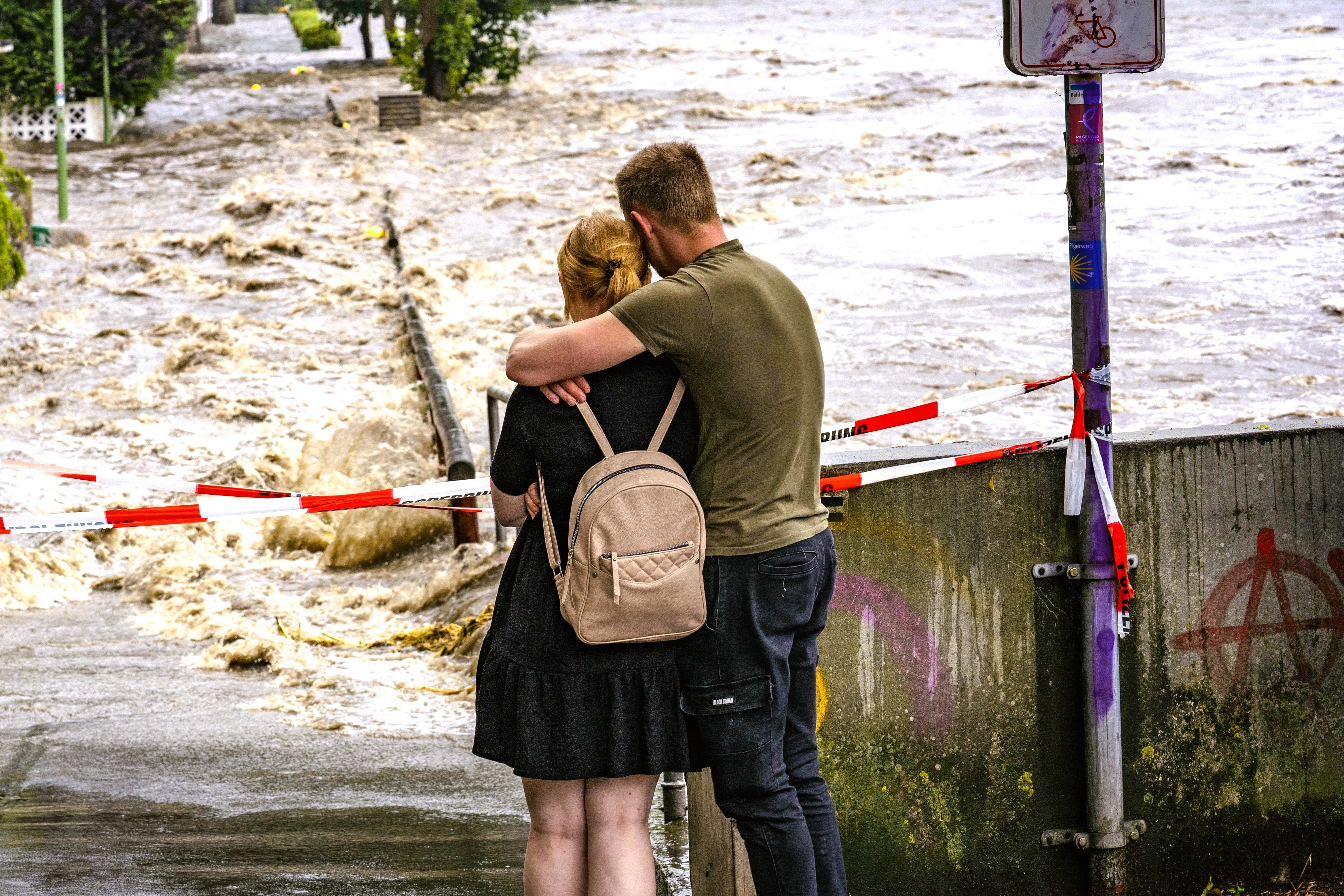 Bereits 8 Hochwasser-Tote gemeldet! Deutschland vor Alarmstufe 3! Ganze Regionen verwüstet