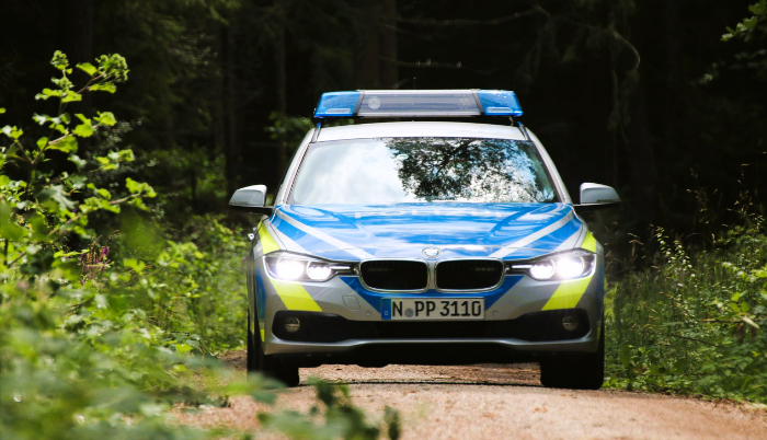 Frauenleiche auf Feldweg entdeckt! Schrecklicher Fund - Passanten entdecken Frauenleiche neben Waldweg