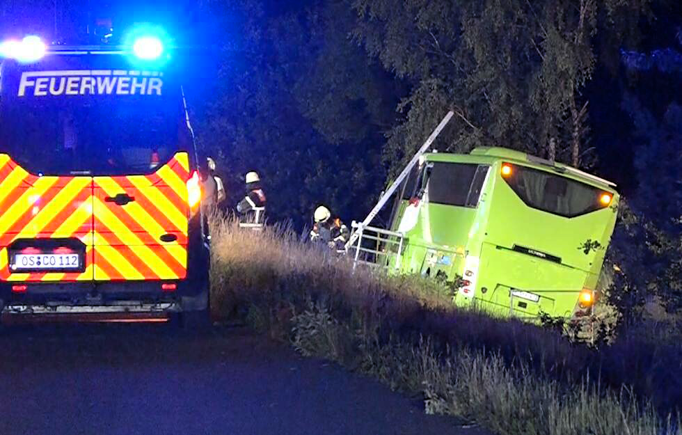 Flixbus-Unfall! Vollbesetzter Flixbus kommt von der Straße ab