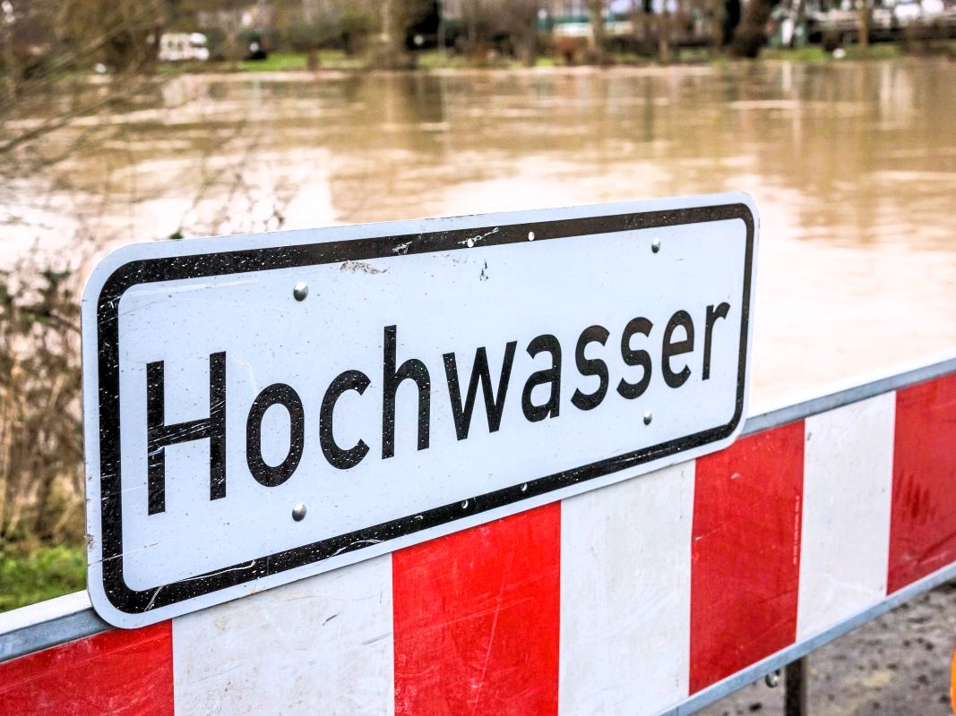 Hochwasseralarm in Deutschland! Krisenstäbe einberufen - Spundwände und Hotlines zur Rettung!