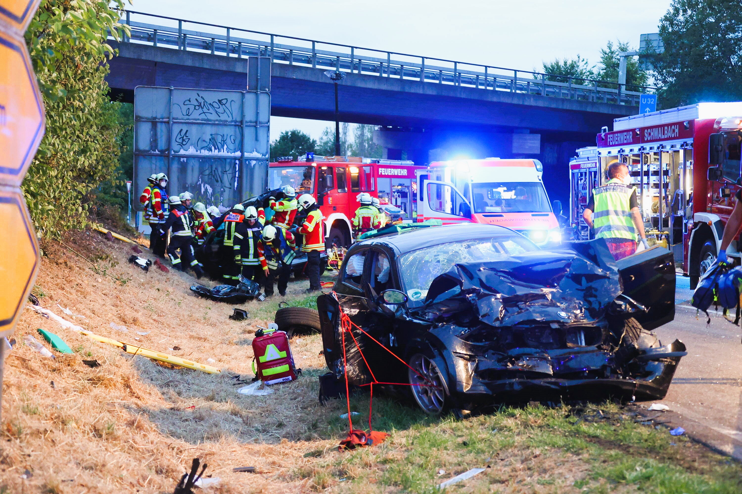 Beifahrer tötet Autofahrer während der Fahrt!  "Wahnsinnstat" endet mit einem Toten und einem Totalschaden